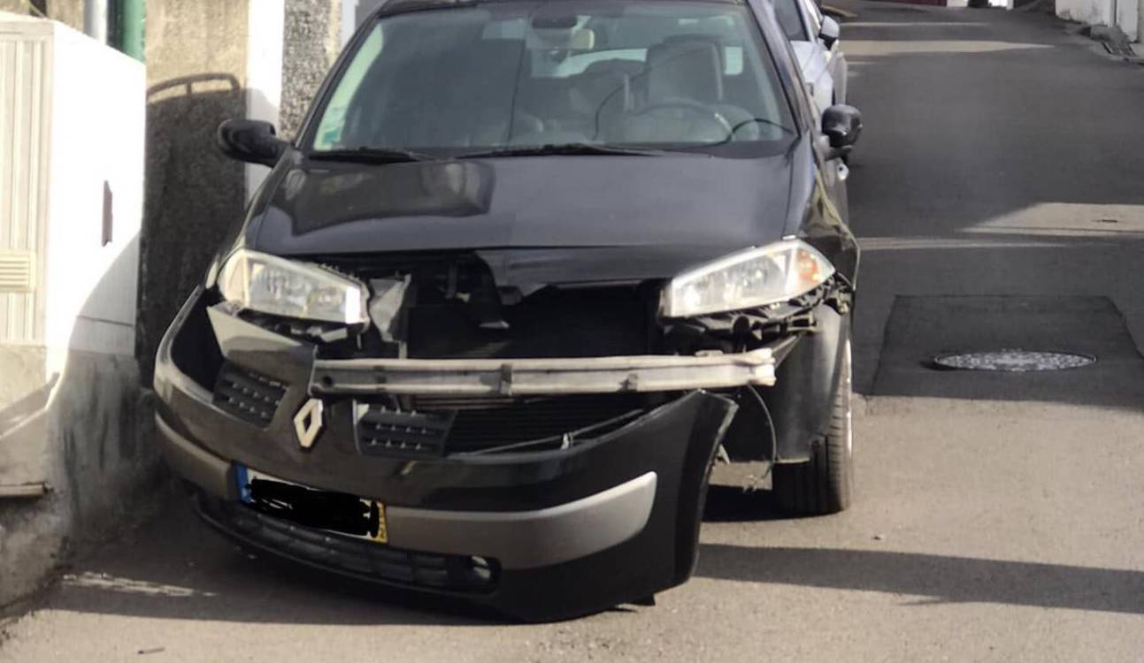 Mulher encontra viatura muito danificada no Funchal (com fotos)
