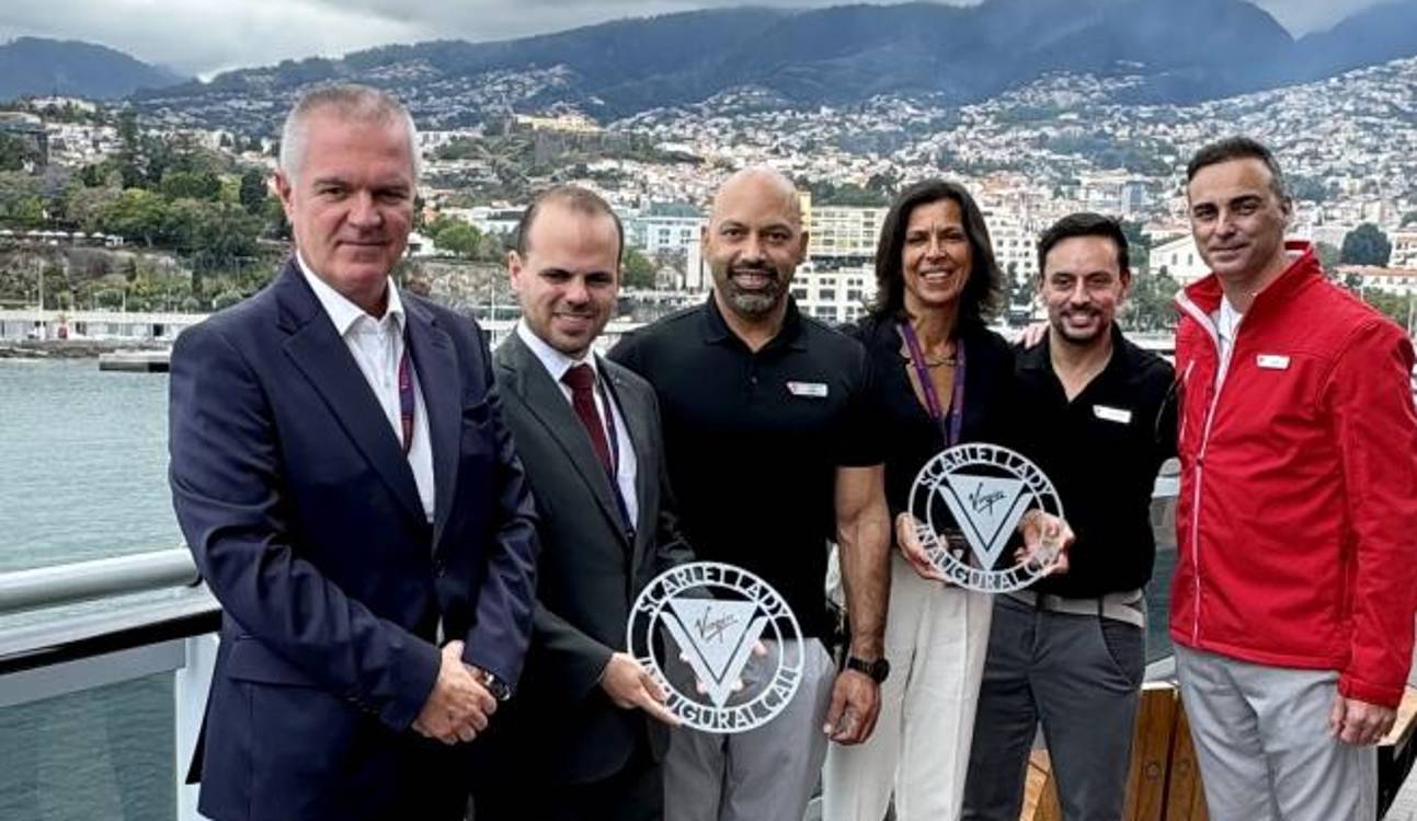 Troca de placas a bordo do estreante Scarlet Lady