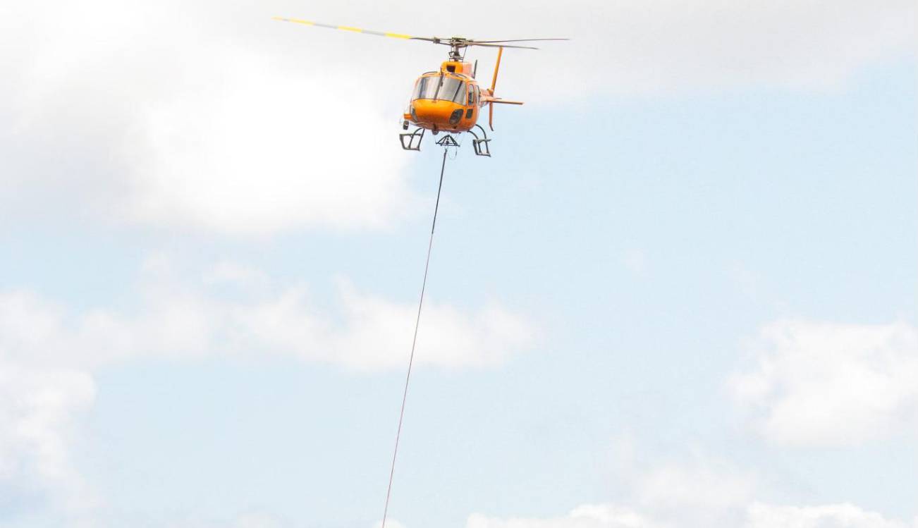 Câmara de Machico contratou helicóptero espanhol para intervenção em barreira de proteção nos Maroços (com fotos)