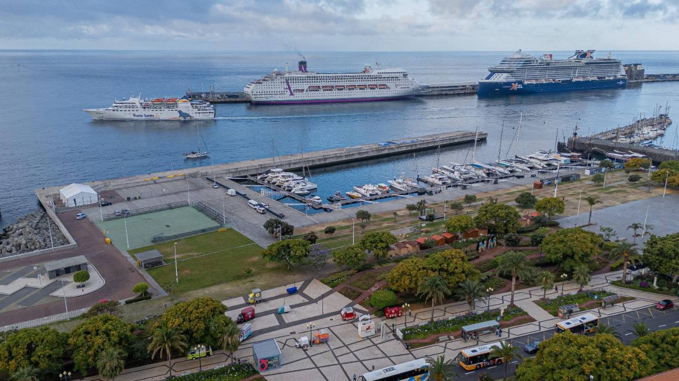 Funchal amanhece com dois navios aportados (com fotos)