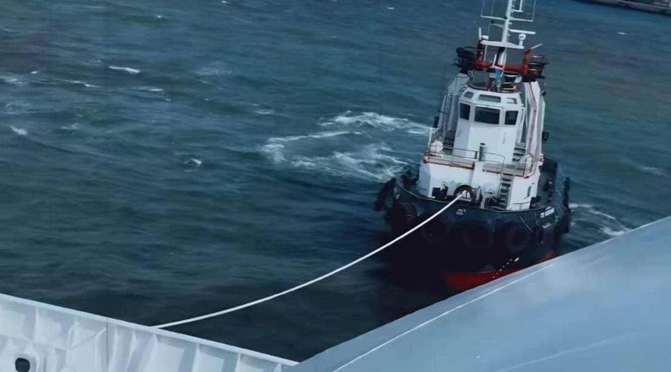 Rebocador auxilia Lobo Marinho na manobra de amarração