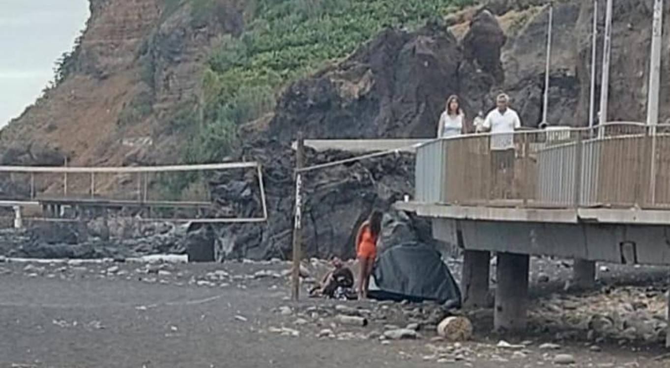 Turistas montam acampamento indevido na Praia Formosa