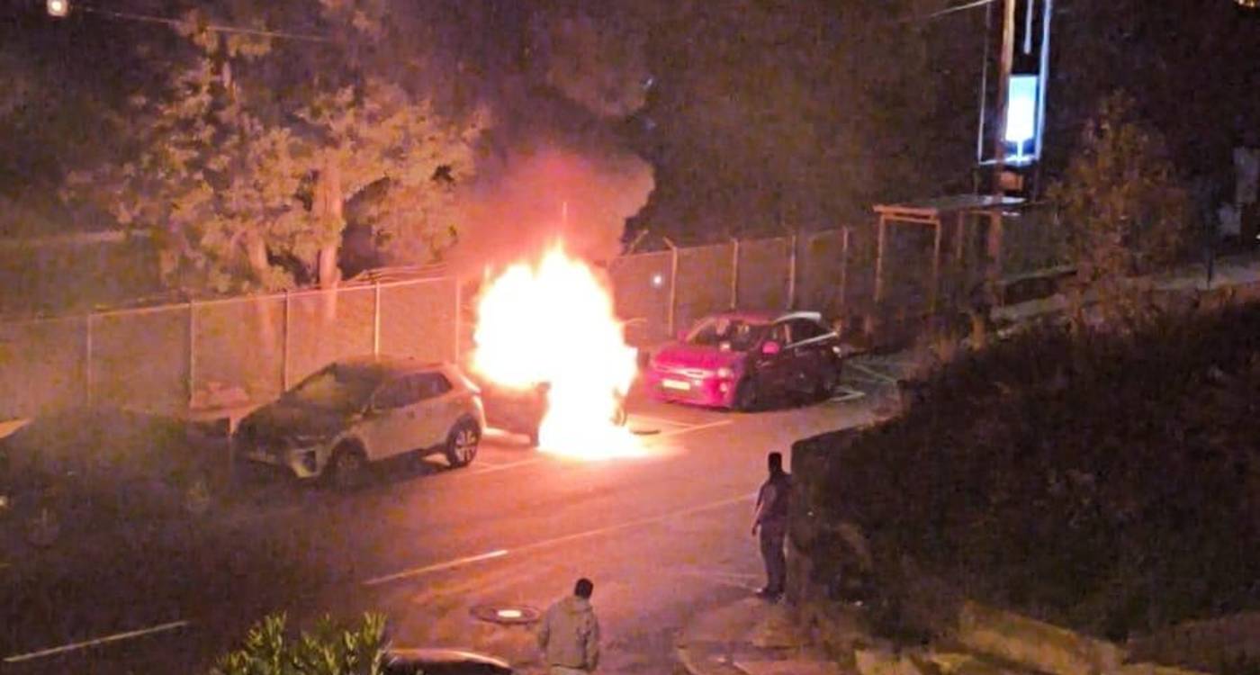 Viatura consumida pelas chamas nas Courelas (com fotos e vídeo)