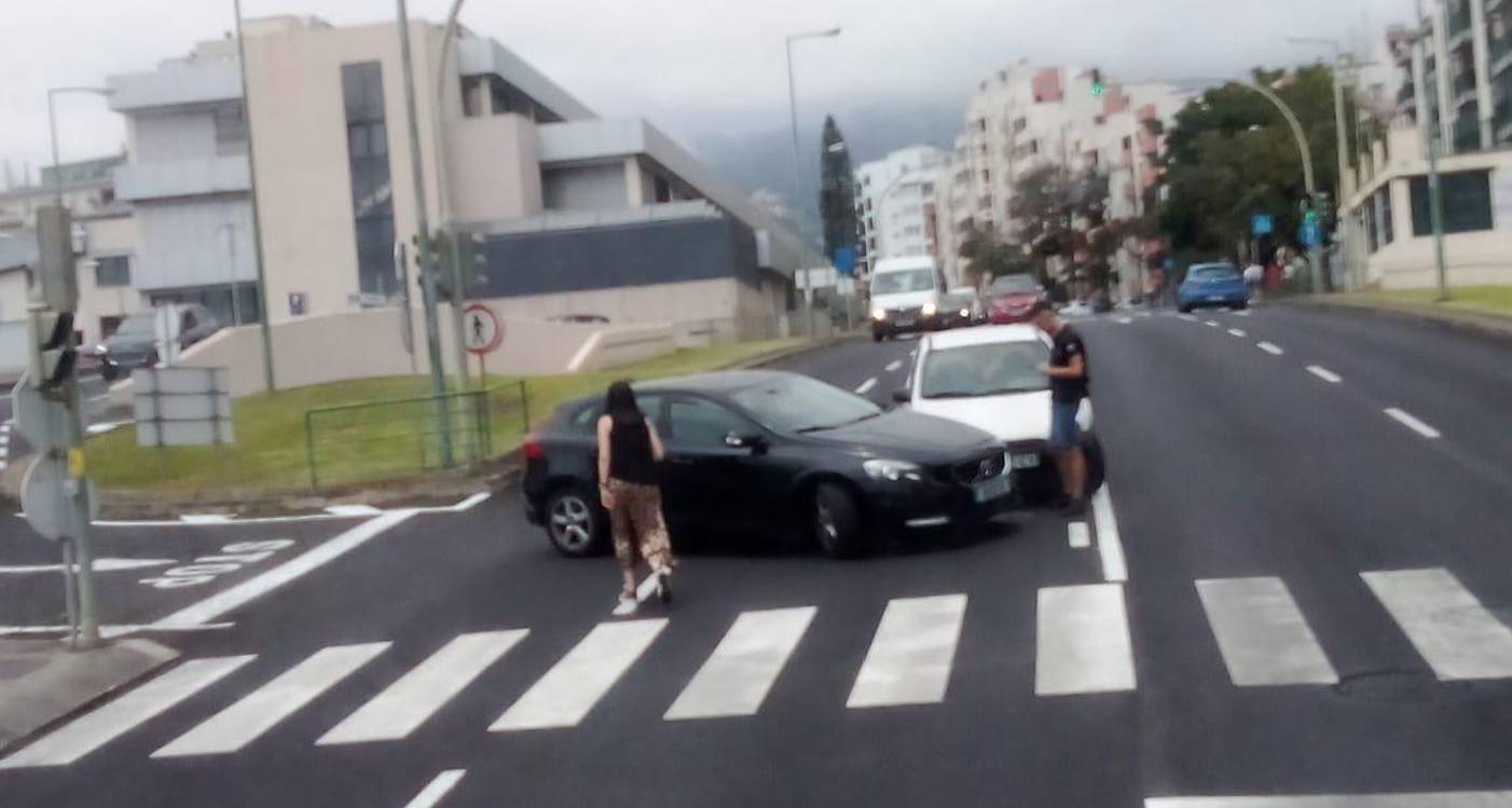 Duas viaturas colidiram junto ao Hospital Dr. Nélio Mendonça