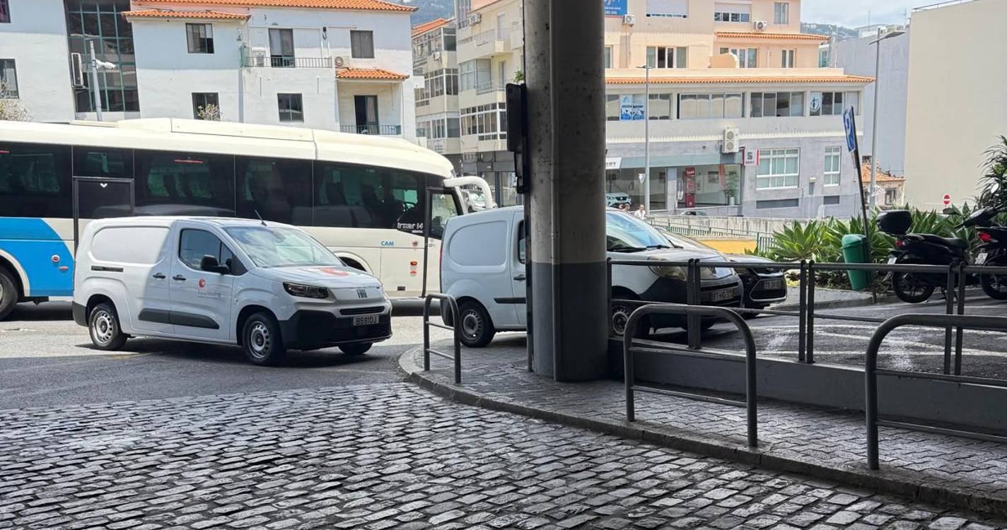 Estacionamento irregular dificulta cada vez mais mobilidade de pessoas com deficiência no Funchal (com foto)