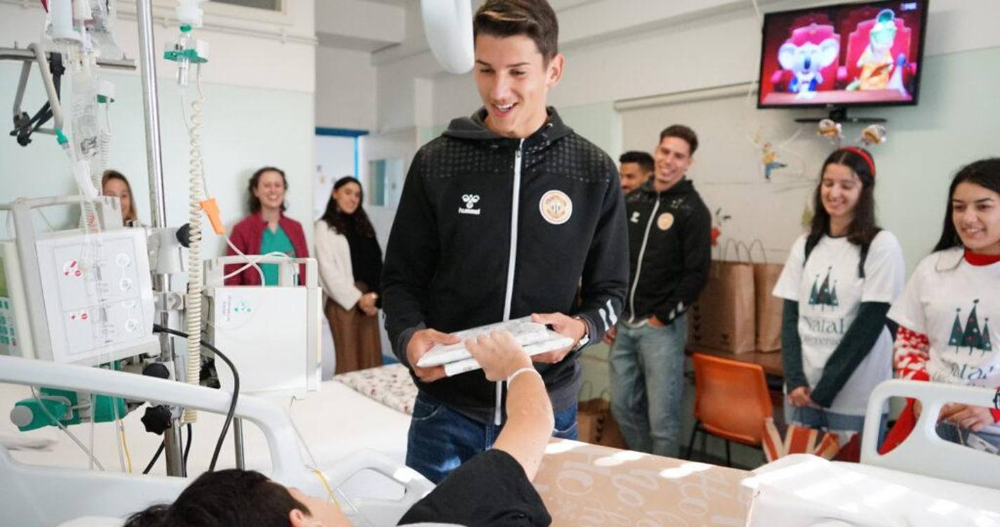 Nacional distribuiu prendas de Natal por crianças hospitalizadas