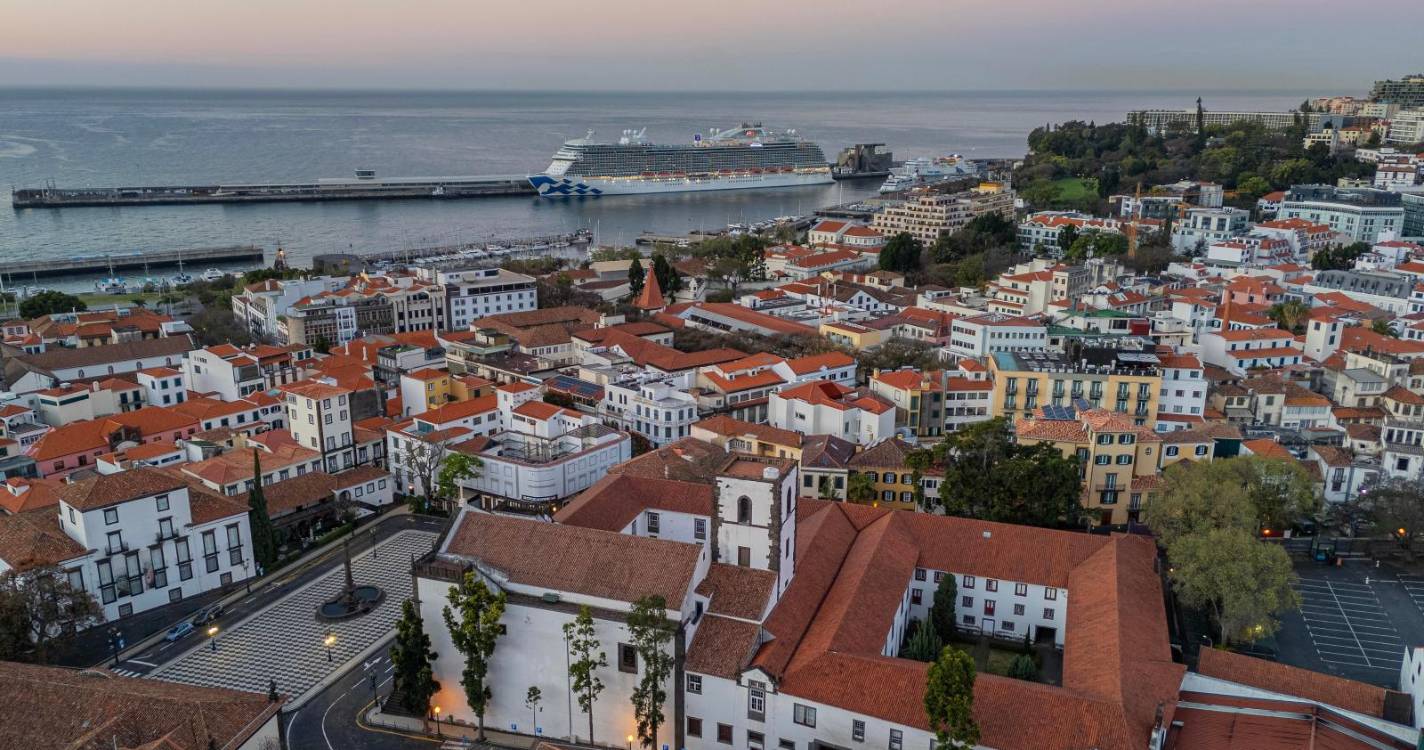 Funchal amanhece com o brilho de dois navios de cruzeiro (com fotos)