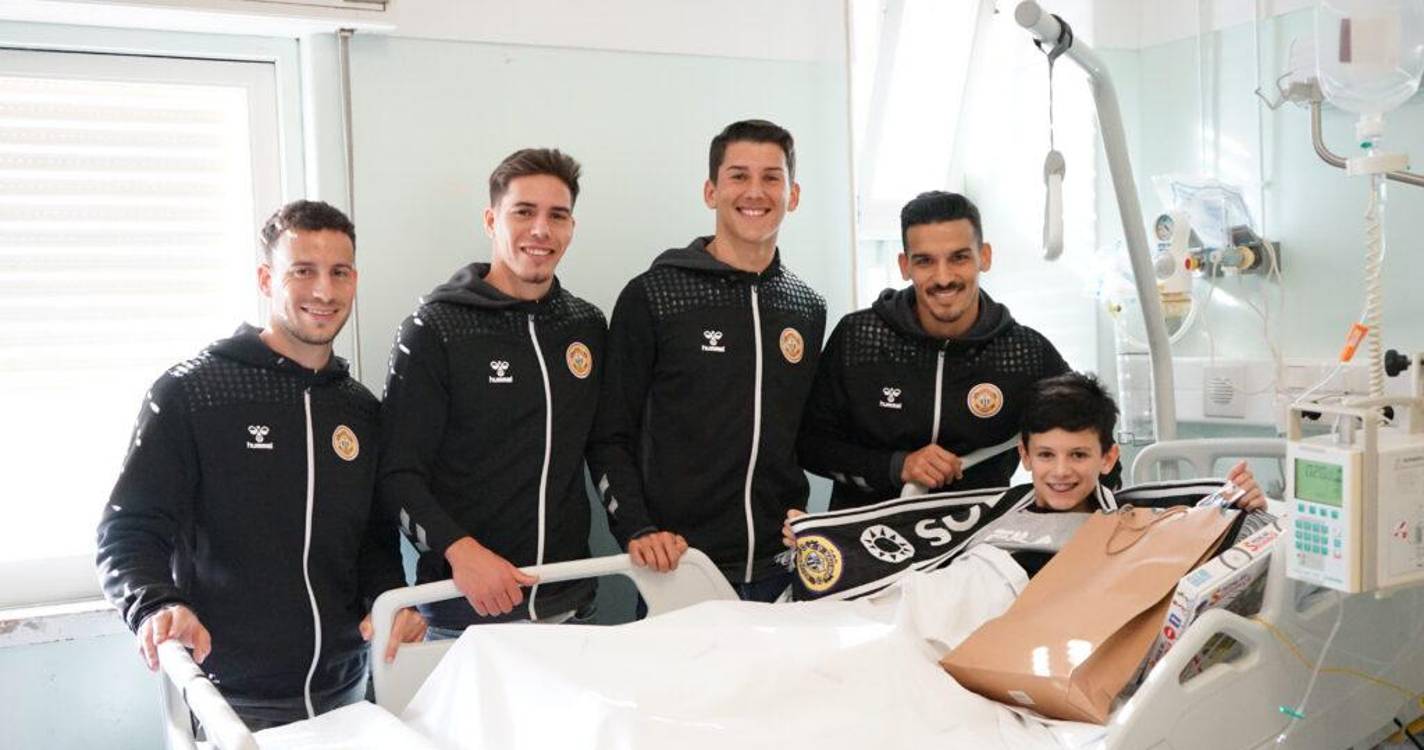 Nacional distribuiu prendas de Natal por crianças hospitalizadas