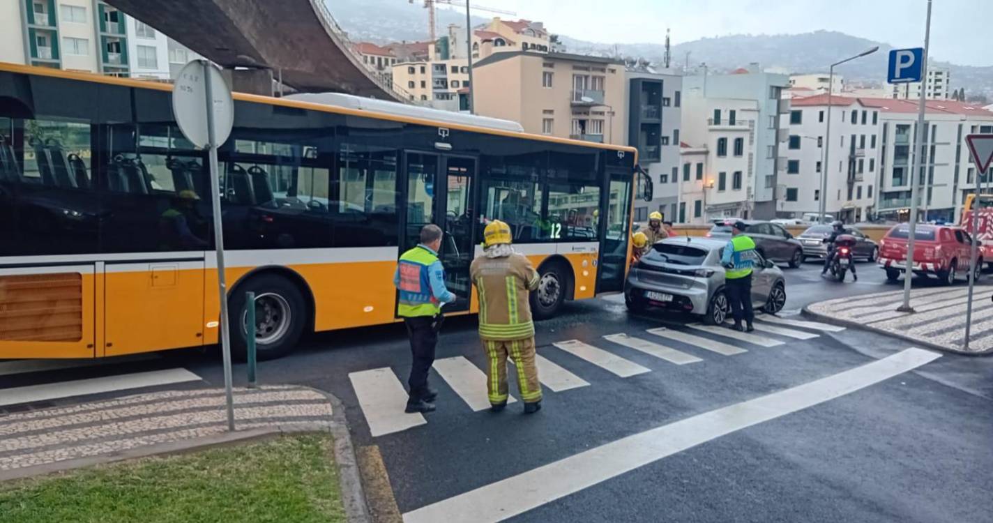 Acidente na Rua 5 de Outubro gera aparato e um ferido ligeiro
