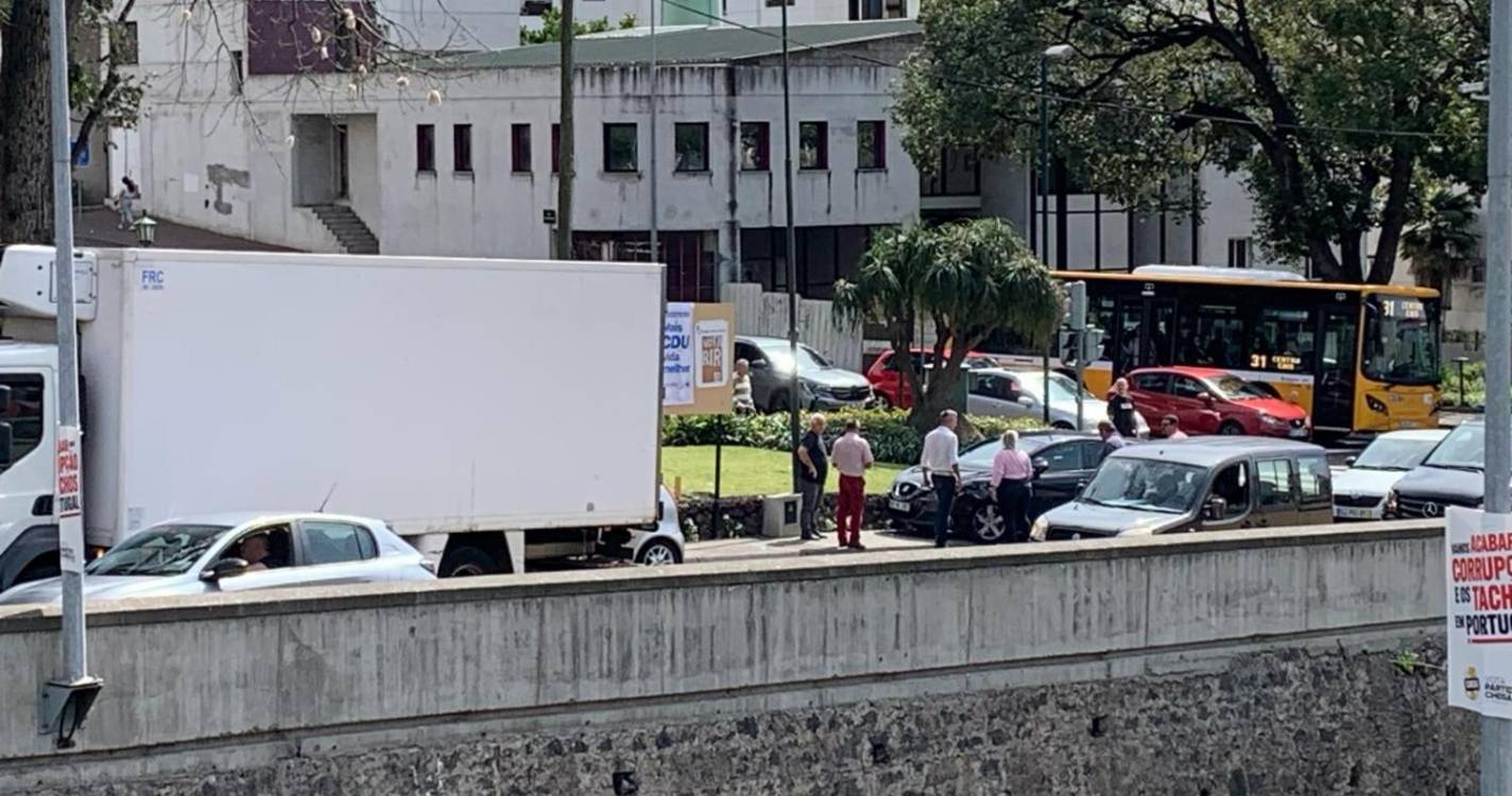 Pesado de mercadorias ‘atira’ viatura ligeira para o passeio