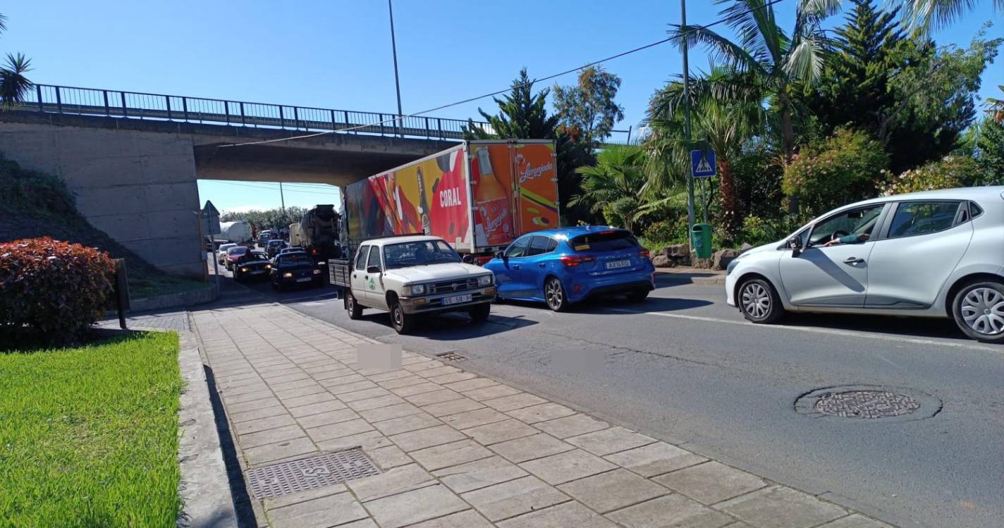 Acidente de viação deixa mulher encarcerada e condiciona trânsito em Santa Rita