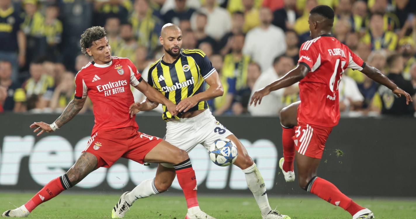 Liga dos Campeões: Benfica empata a zero em Istambul na 1.ª mão do play-off