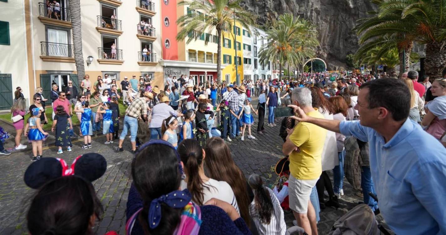 Ponta do Sol repleta de cor em tarde de Carnaval (com fotos)