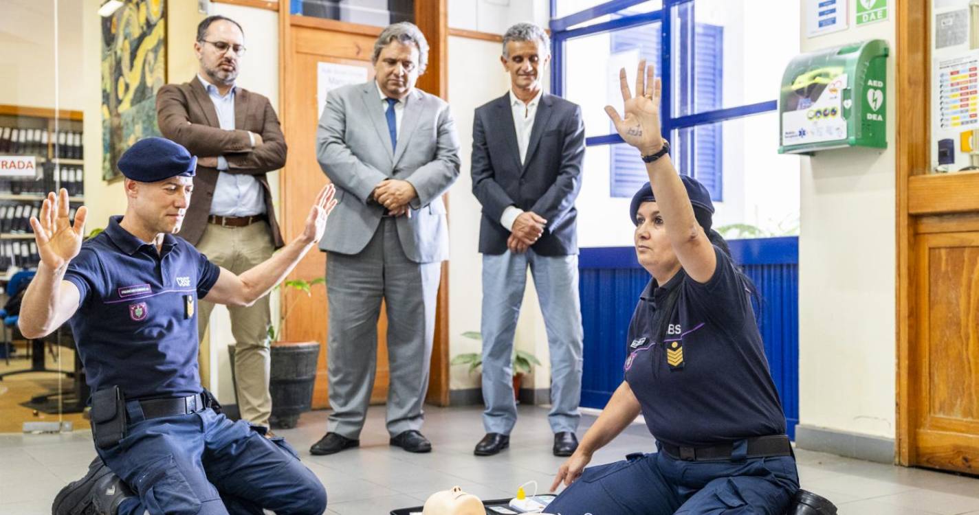 Funchal entrega desfibrilhador automático externo à Escola do Galeão