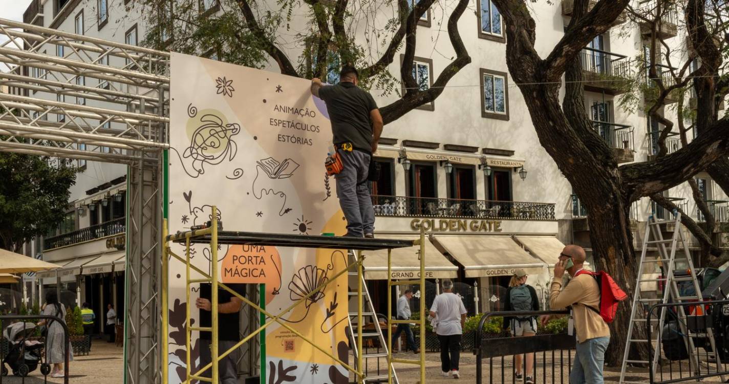 Funchal ultima preparativos para a abertura da 50.ª Feira do Livro (com fotos)