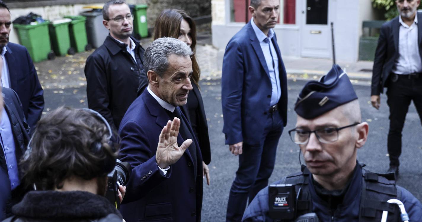 Ex-Presidente francês Nicolas Sarkozy reafirma inocência à chegada à prisão de La Santé em Paris