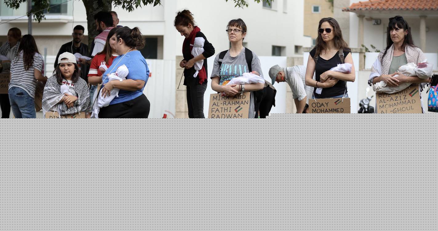Com bonecos como bebés, cidadãos evocam no Porto morte de crianças palestinianas (com fotos)