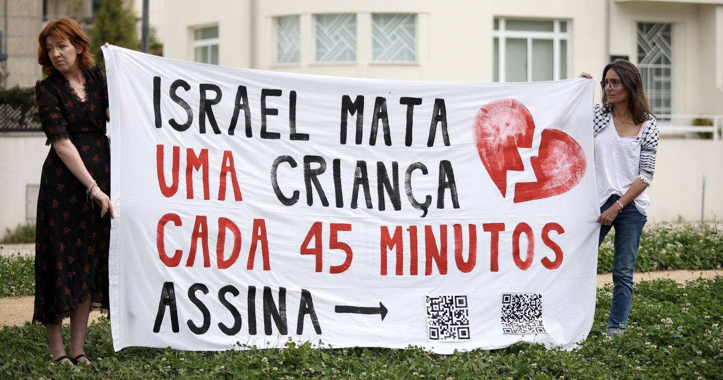 Com bonecos como bebés, cidadãos evocam no Porto morte de crianças palestinianas (com fotos)