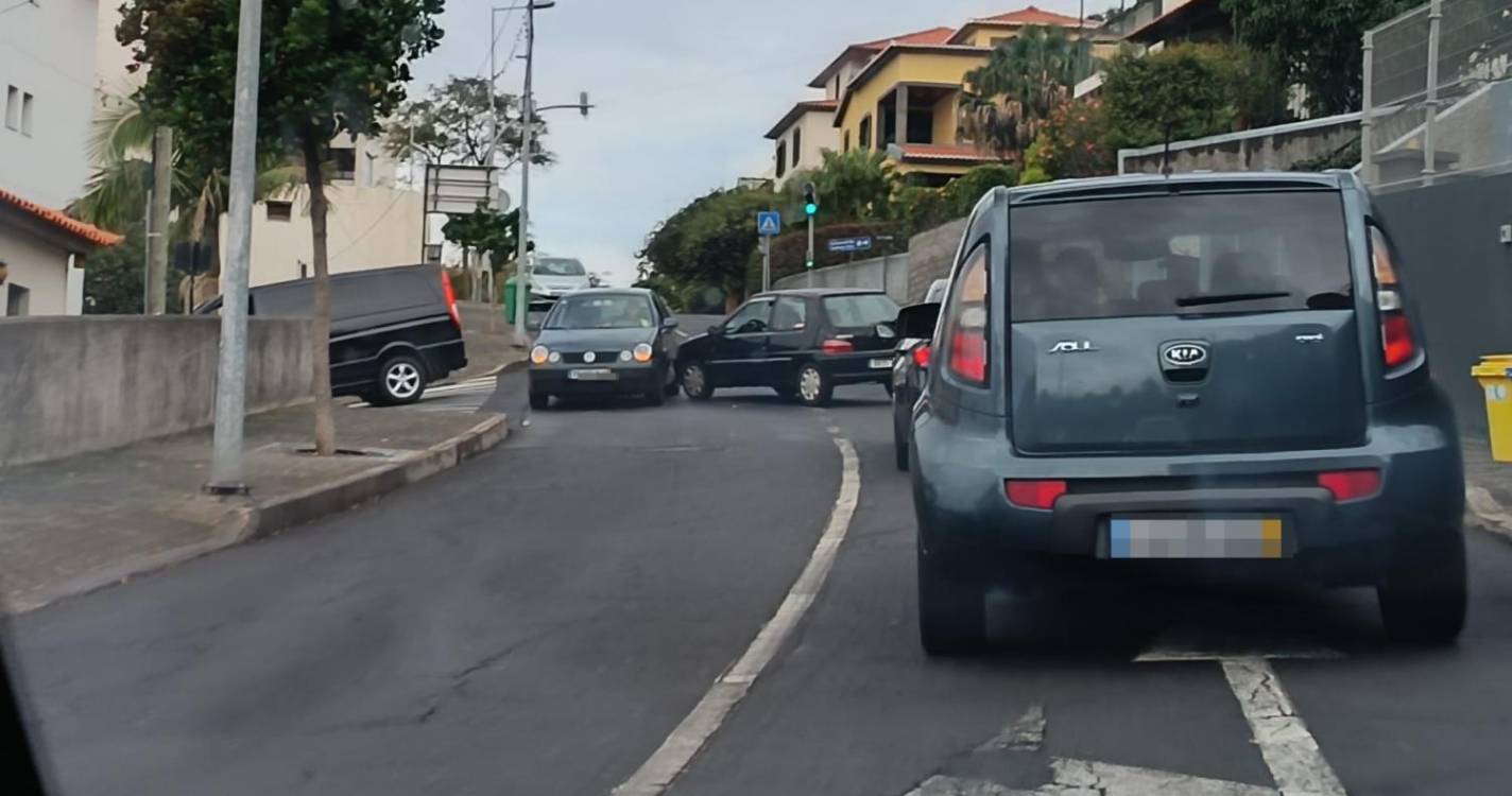 Colisão na rua João Paulo II causa embaraço no trânsito