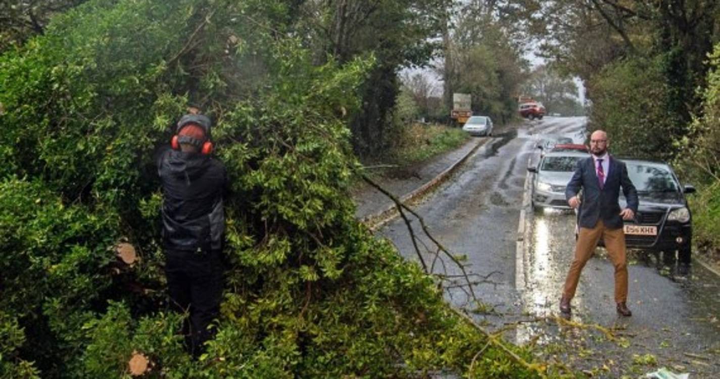 Tempestade Ciarán deverá ter originado os ventos mais fortes registados em décadas (com fotos)