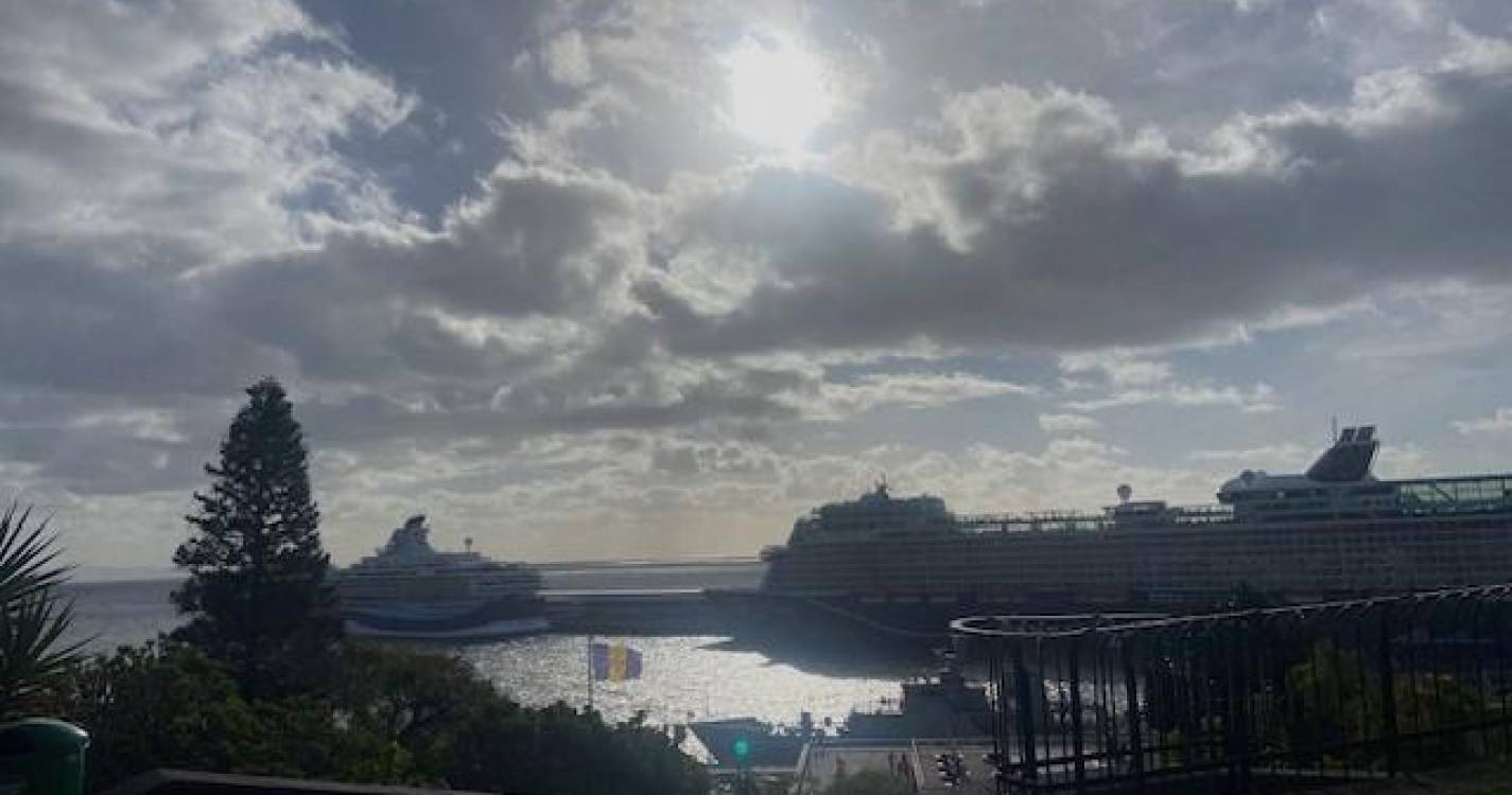 ‘Marella Explorer’ e ‘Mein Schiff 1’ quase a sair do Porto do Funchal