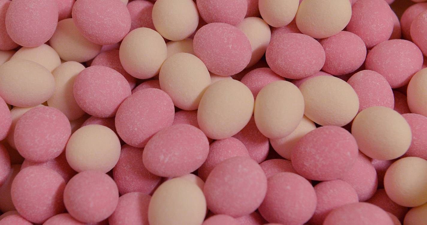 Estreito de Câmara de Lobos oferece amêndoas às crianças