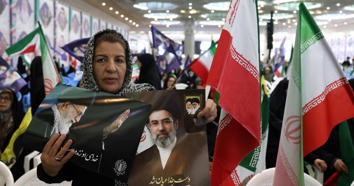 Irão: Trump diz que negociações correm bem mas mantém bloqueio aos portos iranianos até haver acordo