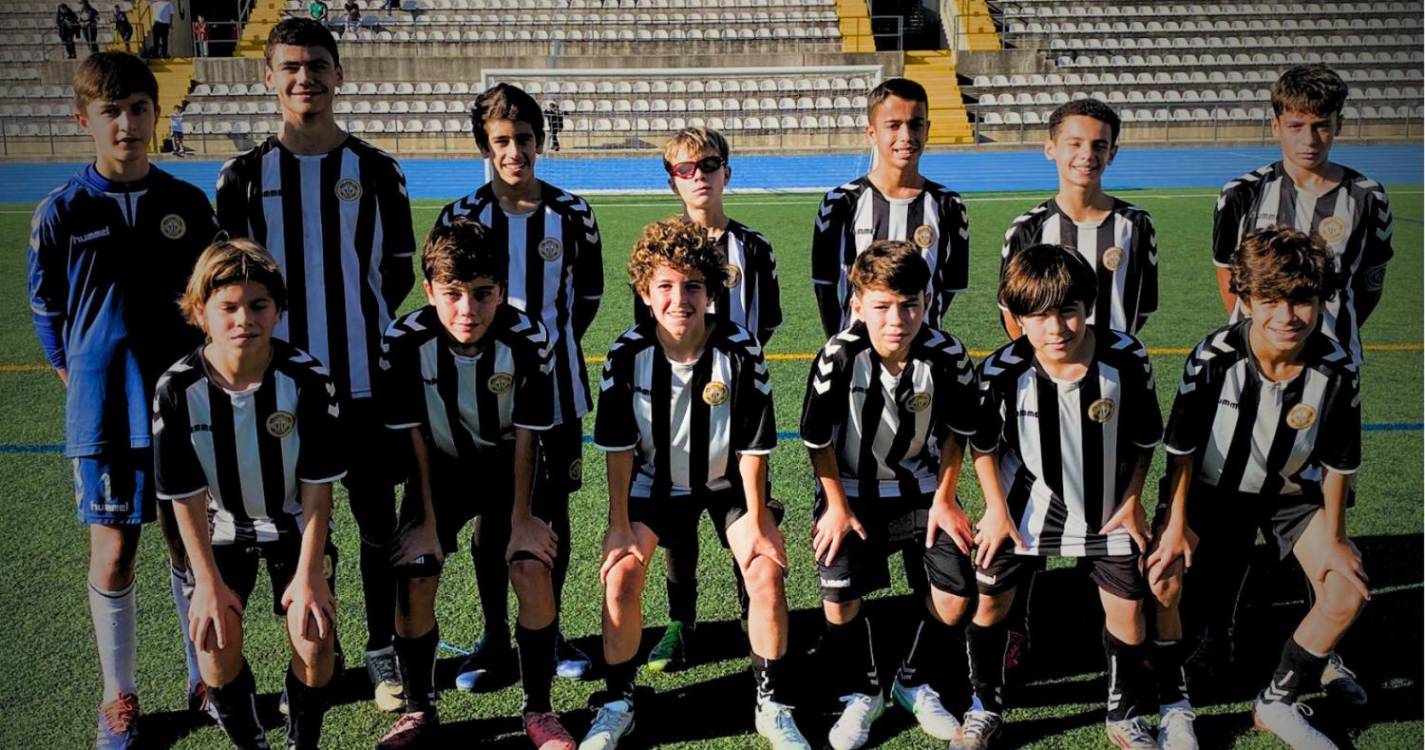 Atleta infantil homenageia falecido pai em jogo de futebol emocionante