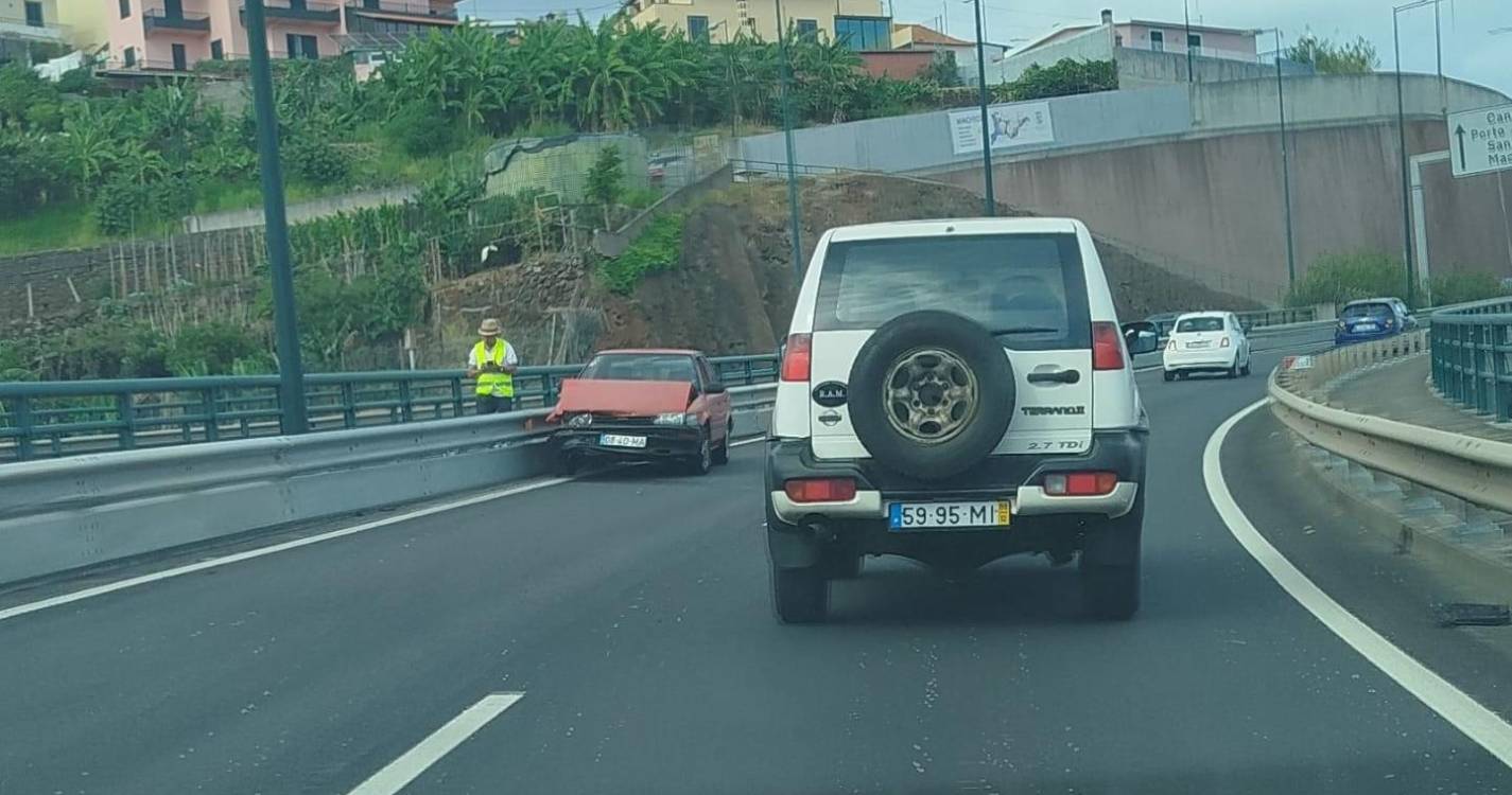 Viatura acidentada fica imobilizada em sentido contrário ao da circulação (com fotos)