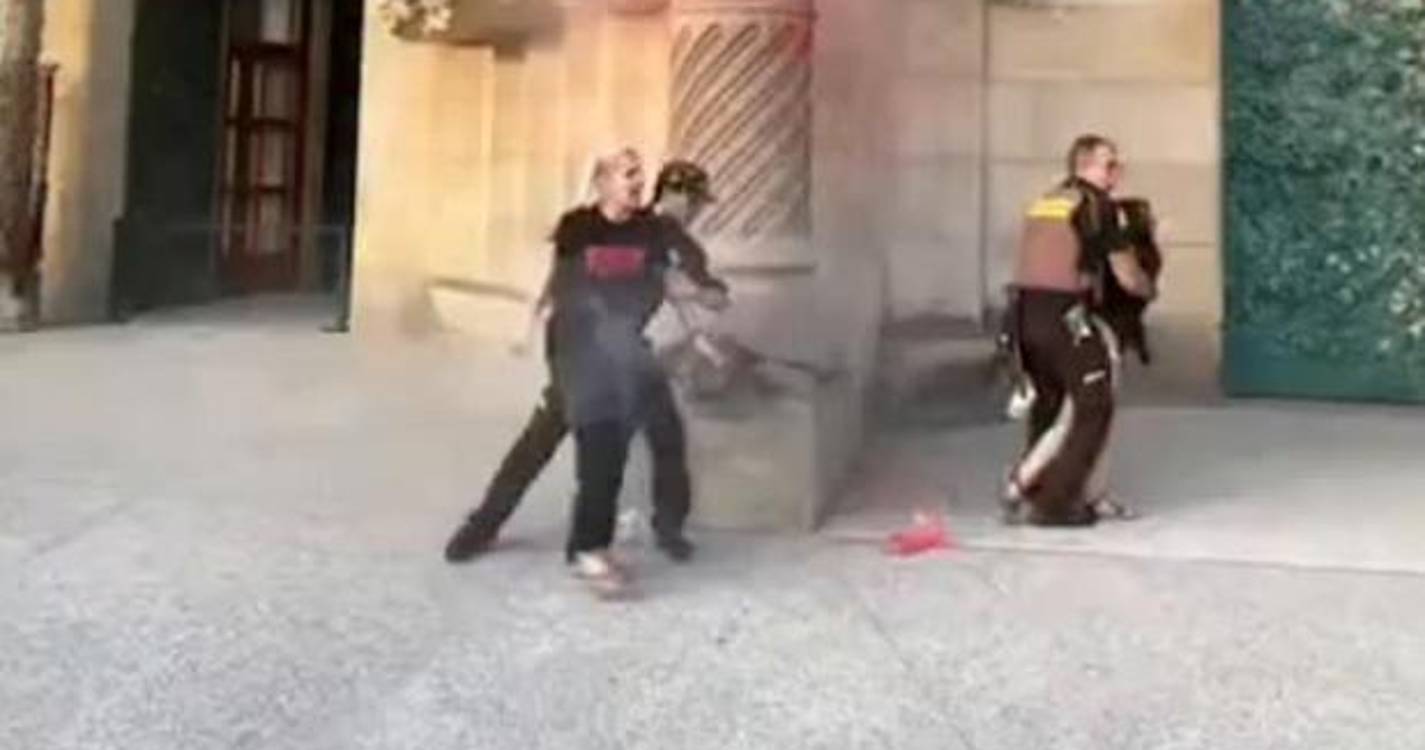 Ativistas climáticas lançam tinta contra basílica da Sagrada Família em Barcelona (com vídeo)