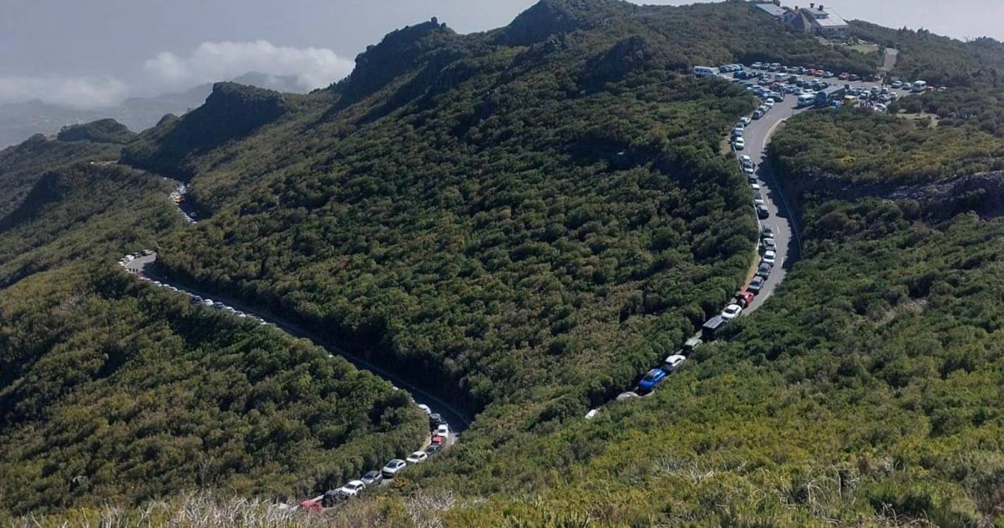 Trânsito e veredas congestionadas em Santana dificultam acesso a pontos turísticos