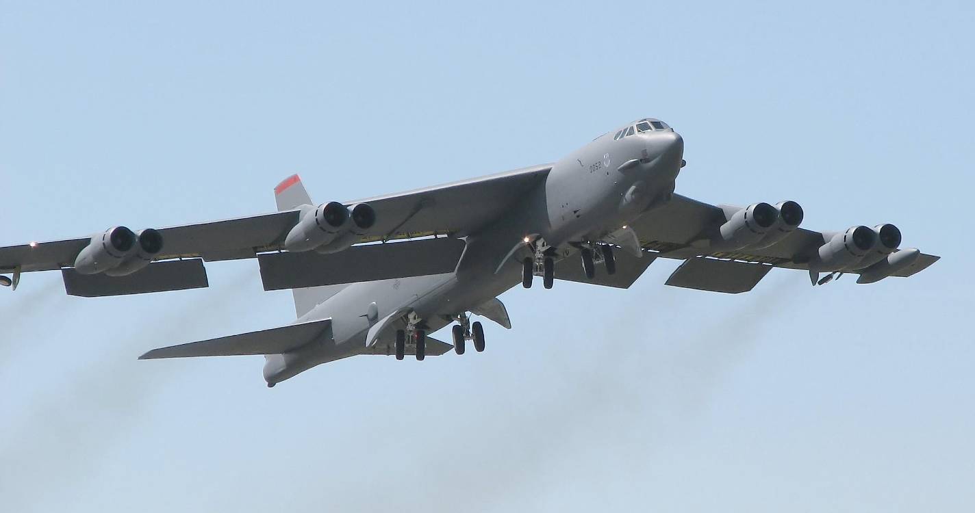 Bombardeiro B-52 despenha-se após descolagem de base militar dos EUA; oito mortos