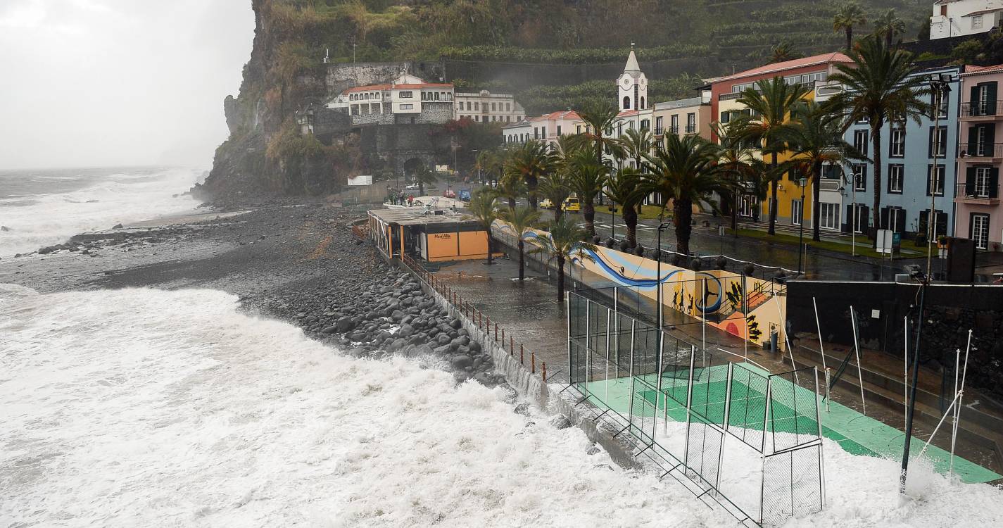 Prolongado aviso de agitação marítima forte