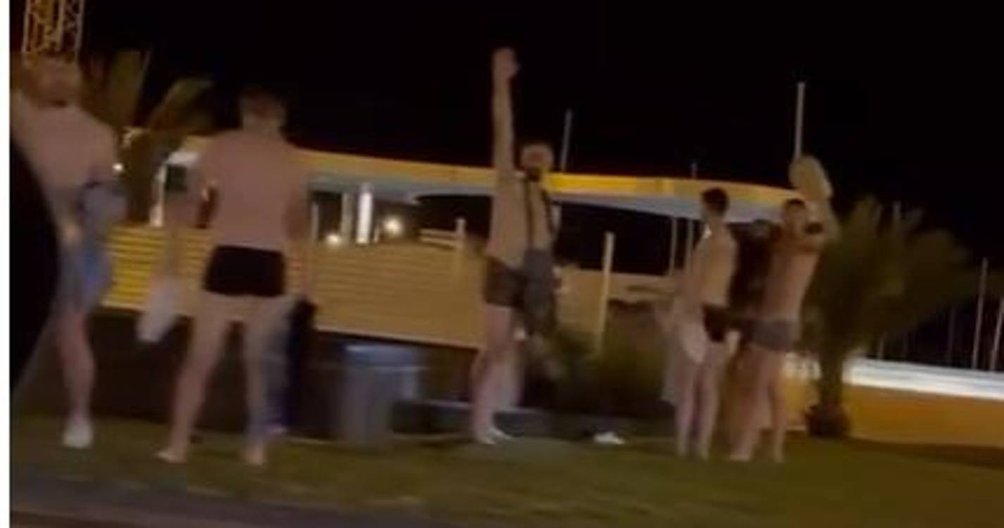 Grupo de jovens surpreende ao refrescar-se em trajes menores na Avenida do Mar (com vídeo)