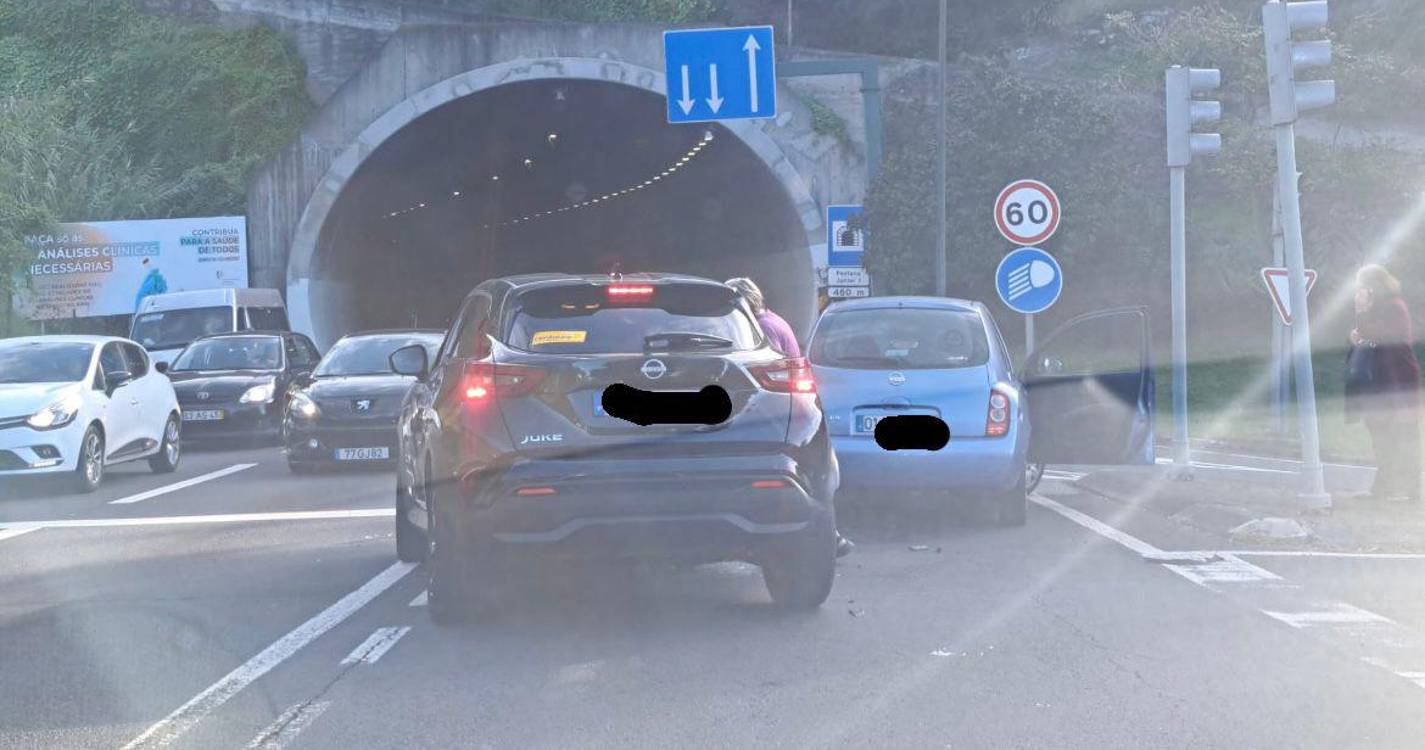 Choque entre duas viaturas na saída para a Pena no Funchal