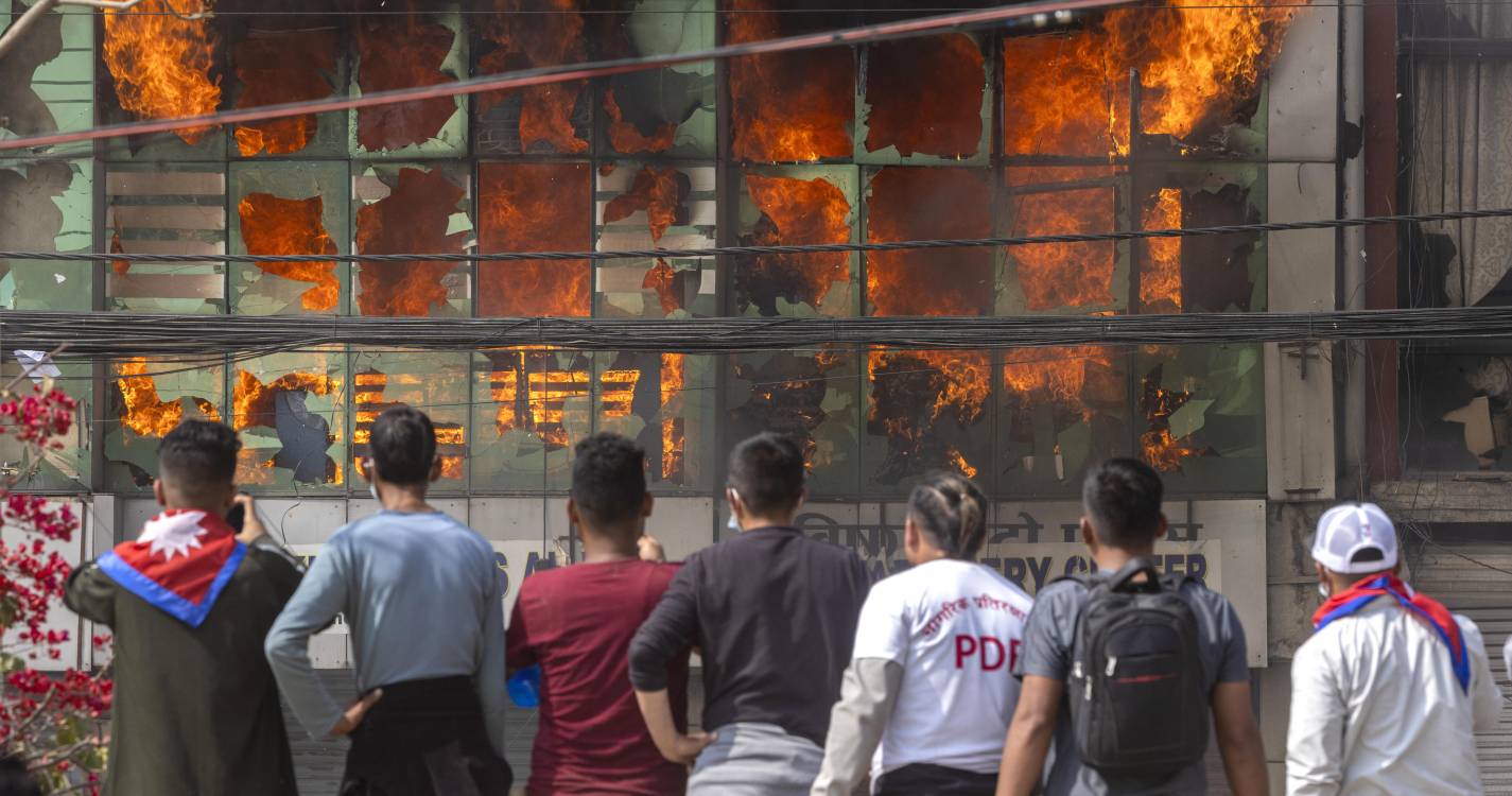 Pelo menos duas pessoas morreram e 45 ficaram feridas em protestos no Nepal