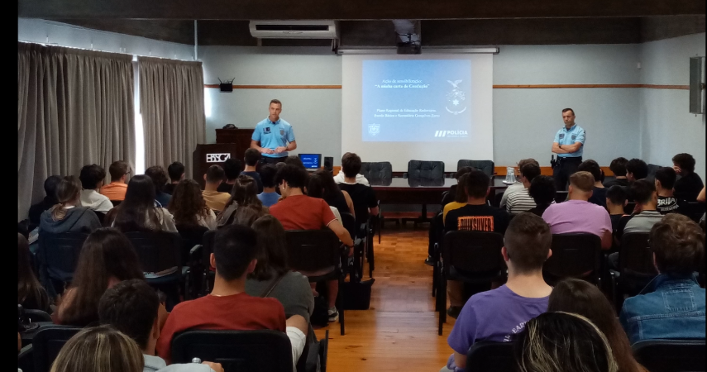 PSP sensibilizou alunos da Gonçalves Zarco sobre a Carta de Condução