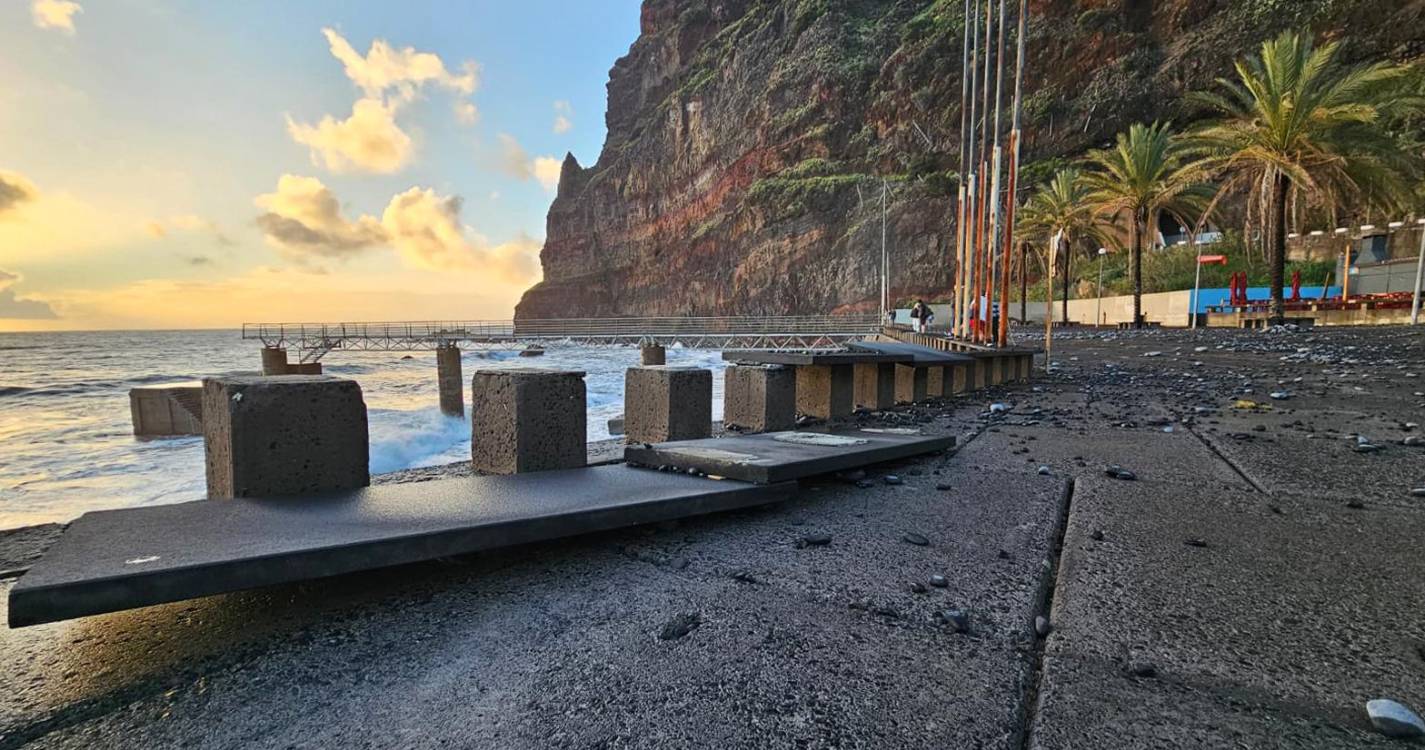 Força do mar deixa rasto de destruição na Madalena do Mar (fotos)