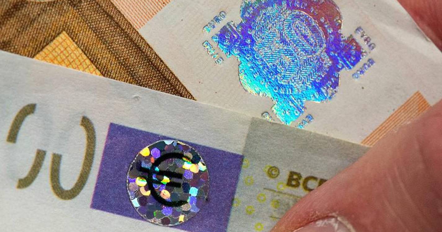 Euro permanece estável face ao dólar