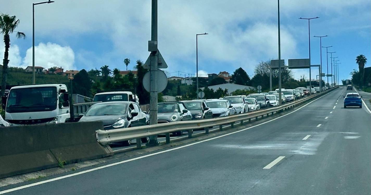 Trânsito fortemente condicionado na via rápida após despiste em Câmara de Lobos