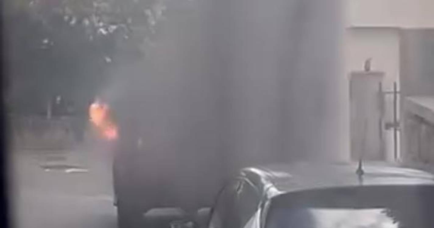 Vídeo mostra carro a ser consumido pelas chamas em Santa Cruz