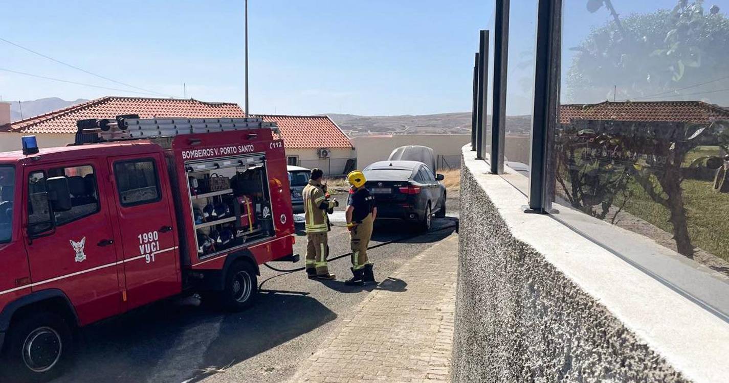 Carro incendeia-se no Porto Santo