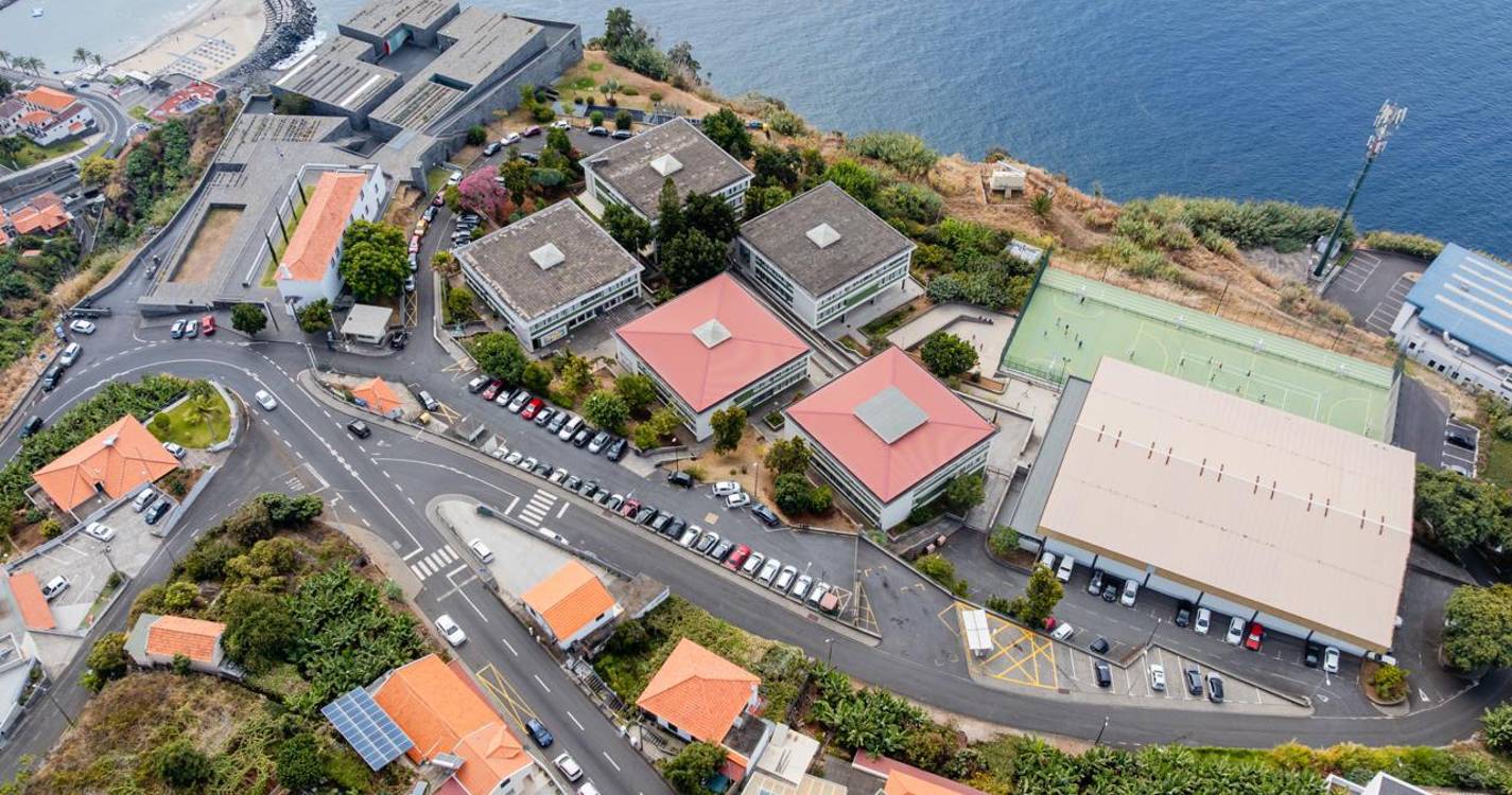 Doroteia Leça tem projeto para descongestionar o trânsito junto à Escola Secundária da Calheta