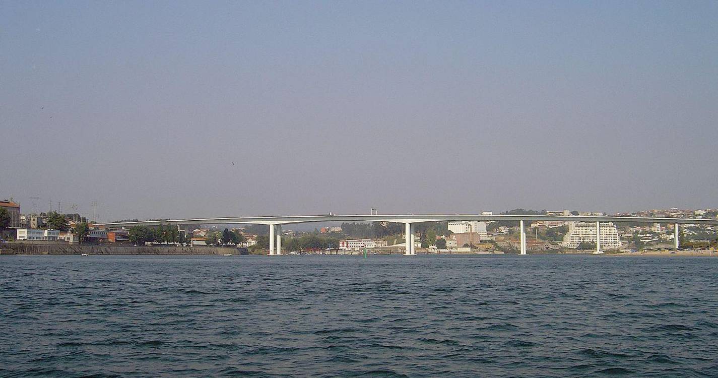 Pequena embarcação naufraga junto à Ponte do Freixo no Porto