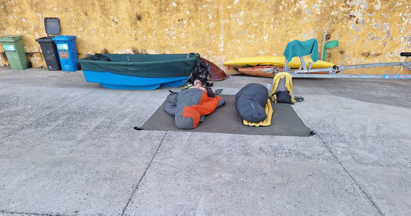 Turistas pernoitam junto ao Forte de São Tiago