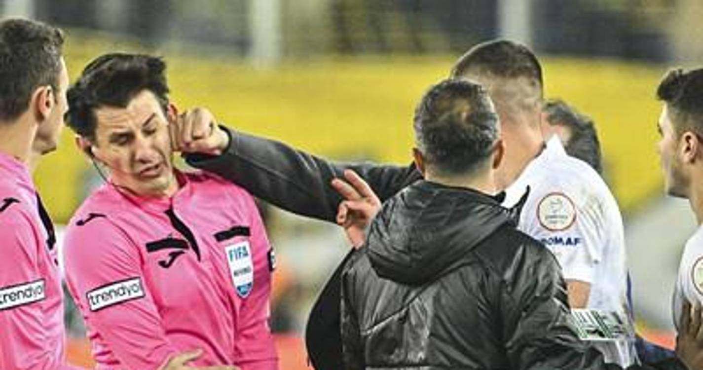 Futebol turco suspenso após agressão violenta a árbitro