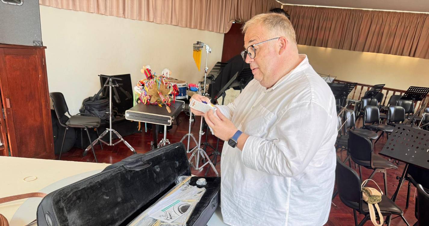 Miguel Pires volta a presentear Banda Municipal de Santa Cruz com instrumento musical