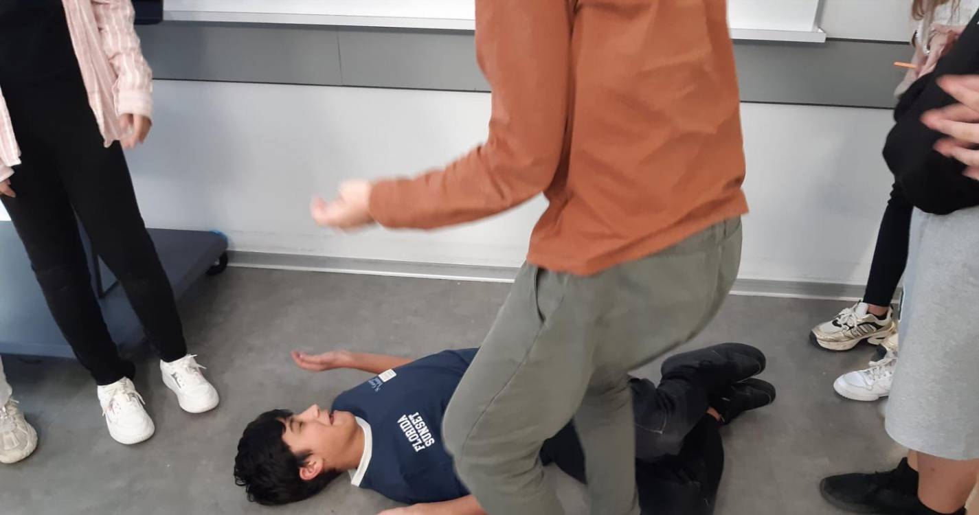 Teatro ‘Lixo Marinho’ animou Escola Secundária da Ribeira Brava