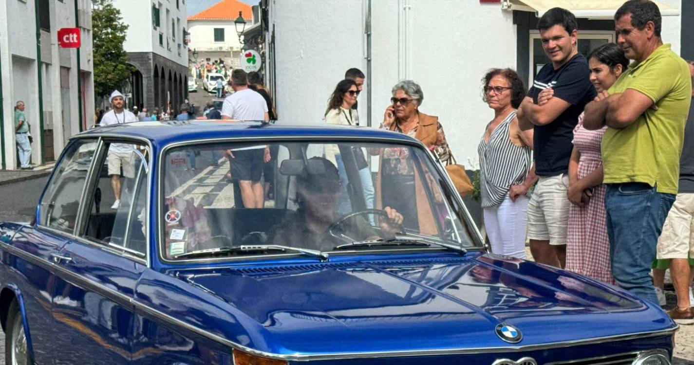Carros clássicos e cortejo encerram Santa Cruz em Flor em beleza (com fotos)