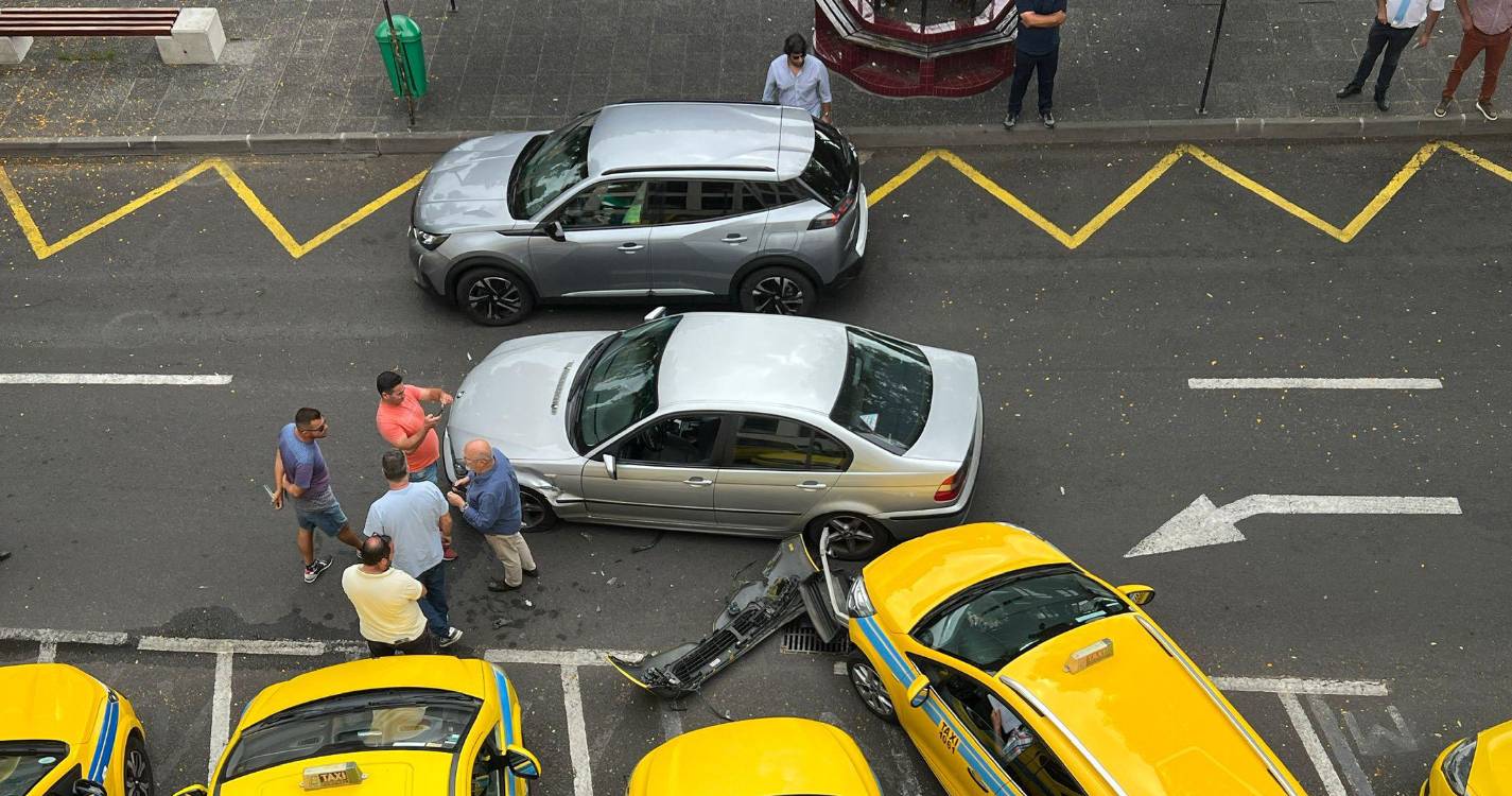 Acidente envolvendo dois carros no Almirante Reis resulta em ‘chapa batida’